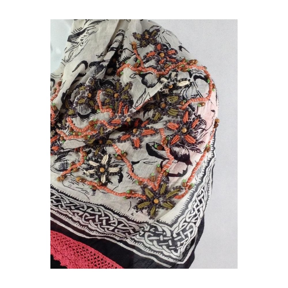 ÉCHARPE BORDADA COM MIÇANGAS