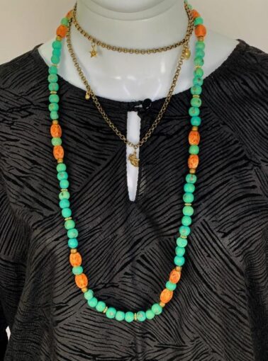 COLAR COM BOLAS AZUIS TURQUESA E MADEIRAS