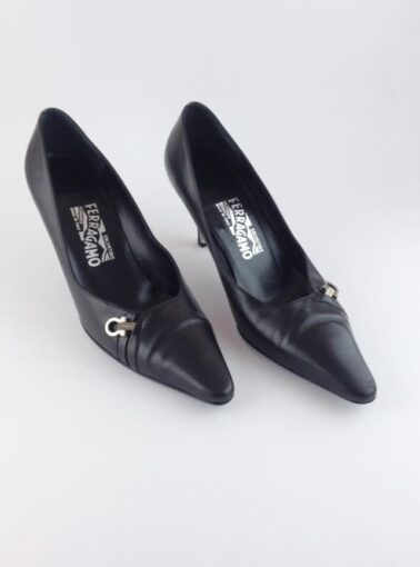 SAPATO FERRAGAMO COM DETALHE PRATA NO SALTO