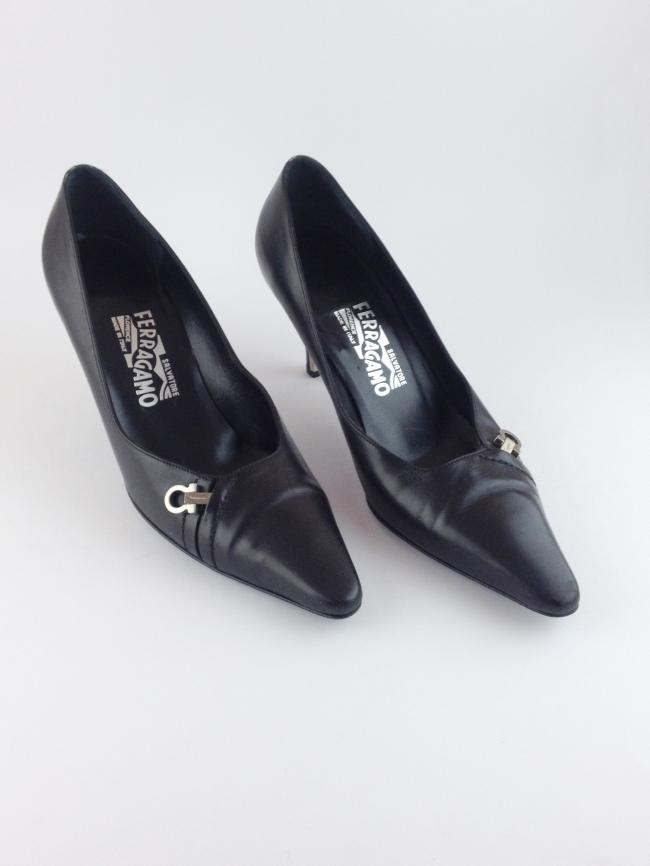 SAPATO FERRAGAMO COM DETALHE PRATA NO SALTO