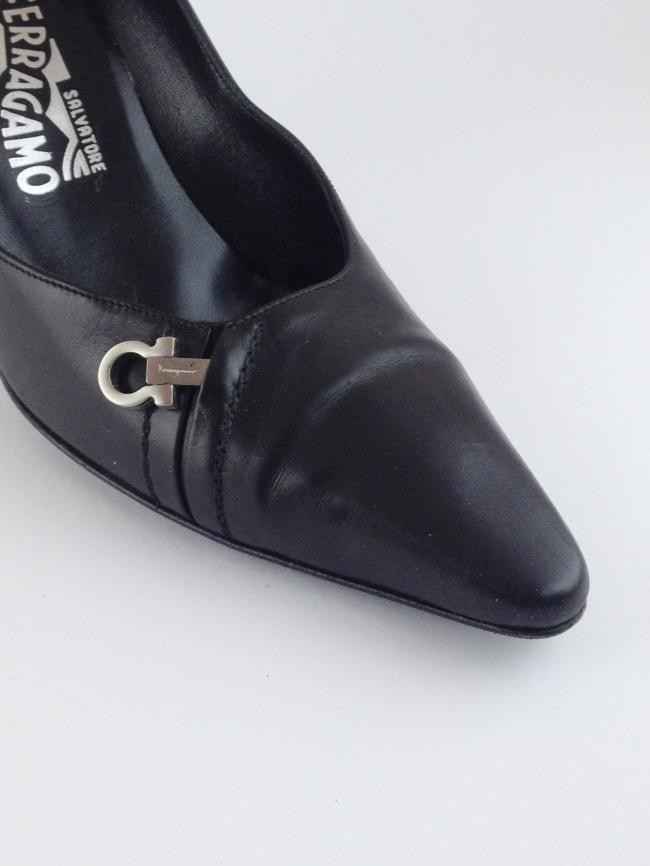 SAPATO FERRAGAMO COM DETALHE PRATA NO SALTO