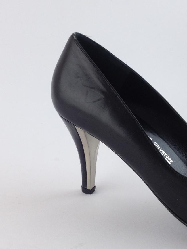 SAPATO FERRAGAMO COM DETALHE PRATA NO SALTO