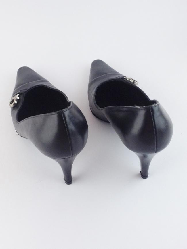 SAPATO FERRAGAMO COM DETALHE PRATA NO SALTO