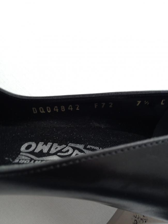 SAPATO FERRAGAMO COM DETALHE PRATA NO SALTO