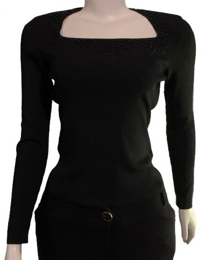 BLUSA CYRUS COM APLICAÇÕES DE BOLINHAS NO DECOTE