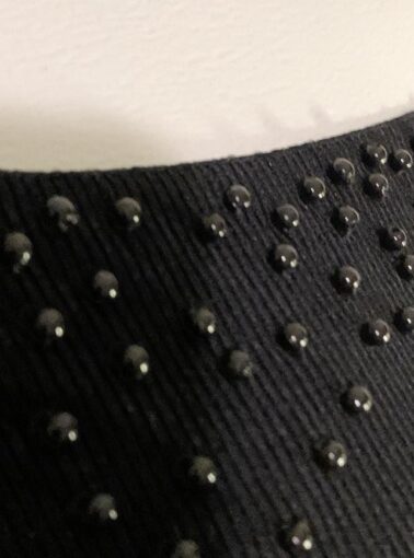 BLUSA CYRUS COM APLICAÇÕES DE BOLINHAS NO DECOTE