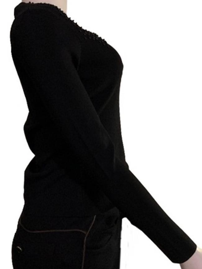 BLUSA CYRUS COM APLICAÇÕES DE BOLINHAS NO DECOTE